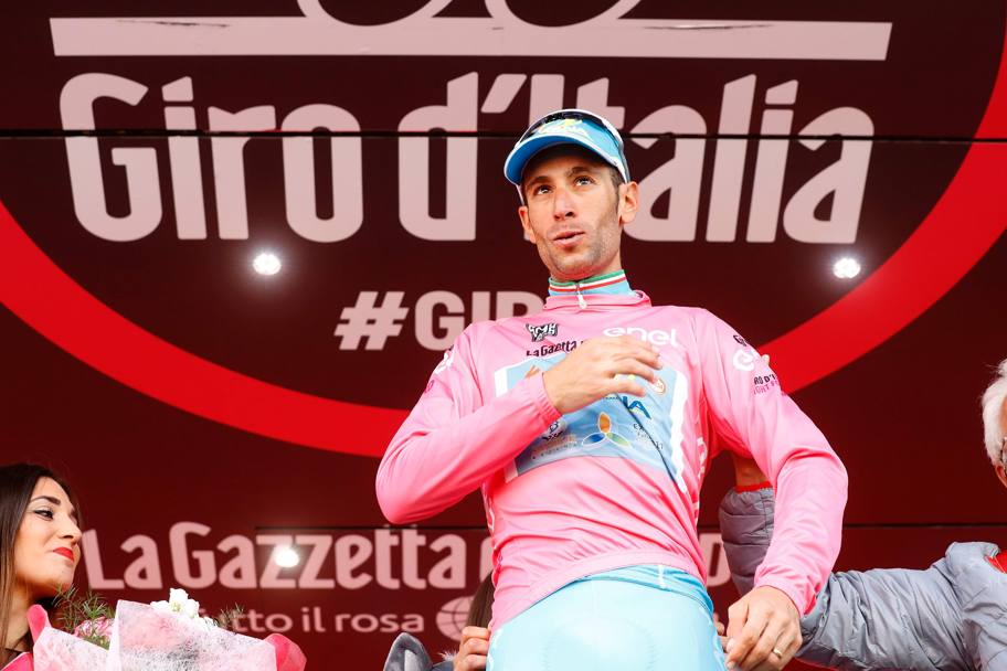 Nibali indossa nuovamente la maglia rosa dopo quella del 2013.  Afp